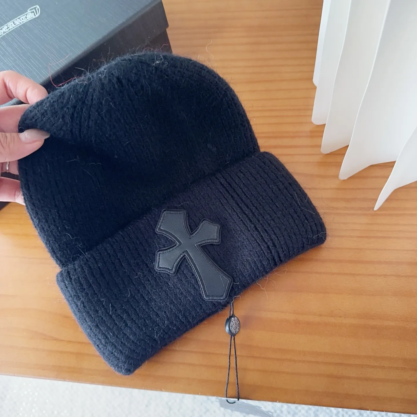 💰56 Crow Heart Angora Rabbit Fur Knitted Beanie for Autumn and Winter. This must be a favorite of minimalism. It is clean, neat, fashionable and versatile, and will definitely not be picky about your face shape! A fashionable classic that lasts forever! Fashionable black and white can be purchased together!